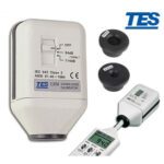 کالیبراتورصداسنج TES-1356 یک دستگاه حرفه‌ای و دقیق برای کالیبره کردن (تنطیم) سطح فشار صوتی (SPL) در صداسنج‌ها و تجهیزات اندازه‌گیری صدا است. این دستگاه به منظور تضمین دقت اندازه‌گیری‌های صوتی در آزمایشگاه‌های استانداردسازی، شرکت‌های بازرسی صوتی، صنایع تولیدی، محیط کار و سلامت شنوایی کاربرد دارد. ✅ ویژگی‌های کلیدی TES-1356: مشخصه جزئیات نوع دستگاه کالیبراتور صداسنج (Sound Calibrator) فرکانس خروجی 1000 هرتز (1 kHz) سطح فشار صوتی قابل تنظیم 94 dB، 100 dB، 114 dB دقت خروجی ±0.3 dB نوع میکروفون قابل استفاده 1/2 اینچ و 1 اینچ منبع تغذیه باتری AA (4 عدد) یا اتصال مستقیم AC صفحه نمایش LCD دیجیتال محیط کاری دمای 0°C ~ +50°C / رطوبت