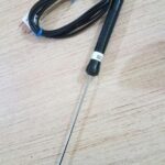 پراب حرارت سنج PT100 سنسور RTD مخفف عبارت Resistance Temperature Detector به معنی حسگر مقاومتی حرارتمی باشد. این نوع سنسورها حسگرهای دمایی هستند که شامل یک مقاومت بوده و مقدار مقاومت خود را بر اساس تغییرات دمایی تغییر می دهند. این سنسورها به دلیل دقت بالایی که دارند (معمولا ۰/۱ درجه) چندین سال است که در آزمایشگاه ها و تولیدات صنعتی مورد استفاده قرار می گیرند. حسگرهای RTD به عنوان سنسورهایی با دقت بالا و پایدار شناخته می شوند. سنسور PT100 نوعی سنسور دمای مقاومتی است که در ۰ درجه ۱۰۰ اهم خروجی میدهد و به صورت خطی طبق بالا رفتن دما خروجی اهم هم بالا می رود. این نوع سنسور دقیق ترین سنسور دما برای رنج دمای -۲۰۰ الی + ۶۰۰ درجه است. سنسور PT100 از خانواده سنسورهای مقاومتی یا RTD می باشد و در بین این نوع سنسورها پر استفاده نوع سنسور می باشد. توجه داشته باشید بعضی مواقع این سنسور اشتباها ترموکوپل PT100 نیز نامیده میشود اما با اینحال یک ترموکوپل نیست. جنس تمام بخشهای سازنده ی این سنسور که با محیط در تماس است از استنلس استیل (ضد زنگ) می باشد که باعث میشود مقاومت بیشتری در برابر حرارت و خورندگی داشته باشیم.