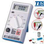 تستر خازن (ظرفیت سنج خازن) مدل TES-1500 تایوان Capacitance Meter model TES-1500 خازن سنج مدل TES-1500، قابلیت اندازه گیری ظرفیت خازن با دقت 0.5% در محدوده 200pF/2n/20n/200n/2µ/20µ/200µ/ 2000µ/20mF را دارد. رنج وسیع و دقت بسیار خوب از ویژگی های بارز این تستر ظرفیت خازن میباشد. همچنین امکان اندازه گیری با ورودی مستقیم و یا از طریق پراب برای تستر خازن tes-1500 وجود دارد. از دیگر خصوصیات ظرفیت سنج خازن قابلیت کالیبراسیون، دارای فیوز حفاظت اضافه بار، اندازه گیری ولتاژ تا 4.5V، و تست فرکانس را می توان نام برد.