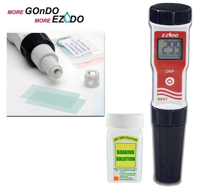 ORP متر دیجیتال قلمی مدل EZDO 6041 دستگاه ORP متر دستی مدل EZDO-6041 برای تعیین میزان توانایی یک ماده در اکسید کنند گی یا پتانسیل اکسید و احیای نمونه آب استفاده می شود. واحد اندازه گیری ORP ، میلی ولت میباشد. مقدار مطلوب ORP برای آب آشامیدنی در محدوده +200 to +600mv میباشد. هر چه میزان ORP بالاتر باشد میزان اکسید کنند گی بالاتر میرود و هرچه مقدار ORP منفی تر باشد ماده مورد بررسی عامل کاهش دهنده میباشد. استفاده از ORP متر در صنایع مرتبط بسیار مهم است زیرا یک میلی ولت متر نشان دهنده آلودگی احتمالی توسط عوامل و افزودنی های اکسید کننده به ویژه توسط فاضلاب های صنعتی میباشد. از عوامل اکسید کننده كه سبب اكسيد شدن آلودگی ها در پساب می شوند میتوان به کلر، پرمنگنات پتاسیم، پراکسید هیدروژن، ازن و … اشاره نمود. او آر پی متر مدل 6041 ضد آب و دارای بدنه با درجه حفاظت IP57 میباشد. MV متر یاد شده دارای رنج وسیع از منفی 1000 تا مثبت 1000 میباشد که بسیار ایده آل برای استفاده در کلیه آزمایش های ORP، از جمله اندازه گیری آنتی اکسیدان، تصفیه آب ، یو نیزه کننده ها ، کشاورزی ، آکواریوم ها و آبزی پروری ها، نظارت بر کلر، ضد عفونی کردن برج خنک کننده، آزمایشگاه های معتمد محیط زیست، شستشوی میوه و سبزیجات، هیدروپونیک، مانیتورینگ سیستم ازن، آزمایش های دارویی و پزشکی، استخرها، تاکستان ها و خطوط تولید مایع شراب، آبجو، روغن و آشامیدنی ها