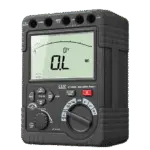 میگر دیجیتال 5000V DT-6605 از شرکت CEM Instruments یک دستگاه تست عایق (Insulation Tester) است که بهمنظور اندازهگیری مقاومت عایقی (IR)، ولتاژ، جریان و سایر پارامترهای الکتریکی در تجهیزات صنعتی، تاسیسات برقی و خطوط انتقال استفاده میشود. این دستگاه قابلیت اعمال ولتاژ آزمون تا 5000 ولت را دارد و بهطور گسترده در تعمیرات پیشگیرانه، نگهداری تجهیزات الکتریکی و بازرسی ایمنی کاربرد دارد. ✅ ویژگیهای کلیدی میگر دیجیتال 5000V ویژگی مشخصات 🔹 مدل DT-6605 🔹 نوع دستگاه مگر دیجیتال / تست کننده عایق 🔹 ولتاژ آزمون 50 V ~ 5000 V (قابل تنظیم) 🔹 محدوده اندازهگیری مقاومت 0.01 MΩ تا 400 GΩ 🔹 منبع تغذیه باتری لیتیومی داخلی (معمولاً 9.6V یا مشابه) 🔹 نمایشگر LCD با نور پسزمینه 🔹 حافظه داخلی ✅ دارای حافظه برای ذخیره نتایج تست 🔹 اتصال خارجی ✅ پورت USB / Bluetooth (در برخی نسخهها) 🔹 آلارم ✅ هشدار صوتی در صورت اتمام تست 🔹 استانداردهای ایمنی IEC 61010 CAT IV 600V, CAT III 1000V 🔹 مقاومت فیزیکی ضد ضربه، مناسب برای کار در محیطهای صنعتی 🔹 وزن حدود 1.2 کیلوگرم 📊 مشخصات فنی میگر دیجیتال 5000V عنصر مشخصات ولتاژ آزمون 50V / 100V / 250V / 500V / 1000V / 2500V / 5000V محدوده IR 0.01 MΩ تا 400 GΩ دقت اندازهگیری ±(5% ± 2 Digit) جریان خروجی ≥ 1.8 mA @ 5000V ولتاژ AC/DC 0 تا 600V AC/DC فرکانس 45 Hz ~ 66 Hz حافظه 1000 مورد تست (بسته به مدل) IP IP54 (مقاوم در برابر گرد و غبار و آبپاش) دمای کارکرد -10°C تا +50°C رطوبت ماکزیمم < 80% RH بدون شبنم اتصال داده USB / Bluetooth (در برخی مدلها) شارژ باتری بله – از طریق آداپتور یا USB 🧪 کاربردهای متداول میگر دیجیتال 5000V 🔌 تست عایقی موتورها، ژنراتورها و ترانسفورماتورها ⚙️ تست کابلهای برق فشار قوی 🔋 تشخیص خرابی عایق در تجهیزات الکتریکی 🏭 نگهداری پیشگیرانه در صنایع برق و انرژی 🛠️ بازرسی ایمنی تاسیسات برقی ساختمانی و صنعتی 📱 عملکرد و نحوه کار با میگر دیجیتال 5000V آمادهسازی دستگاه: دستگاه را روشن کنید. ولتاژ آزمون مورد نظر را انتخاب کنید. اتصال سیمها: سیم قرمز به ترمینال + (L) وصل شود. سیم مشکی به ترمینال - (E) وصل شود. در صورت وجود زمین، سیم سبز به ترمینال Ground متصل گردد. اجرای تست: دکمه TEST را فشار دهید. دستگاه ولتاژ اعمال کرده و مقاومت عایقی را اندازهگیری میکند. مشاهده نتایج: نتیجه تست (در واحد MΩ یا GΩ) روی نمایشگر LCD ظاهر میشود. در صورت داشتن حافظه، نتیجه قابل ذخیره است. پایان تست: دکمه TEST را رها کنید. دستگاه ولتاژ را کاهش داده و شارژ باقیمانده را تخلیه میکند.